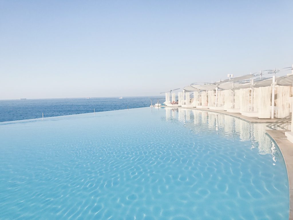 what to do in malta: visit cafe del mar infinity pool