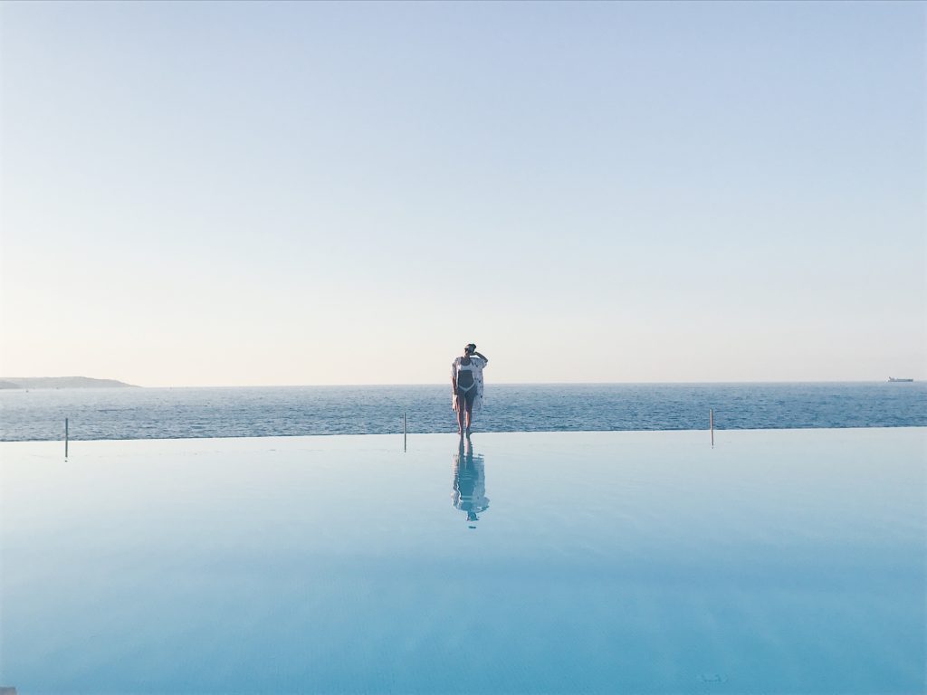 what to do in malta: visit cafe del mar infinity pool